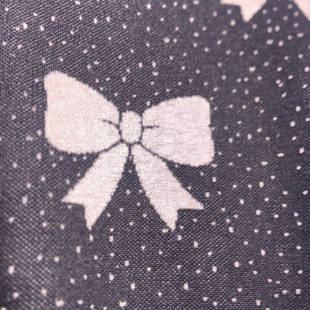 Black & white turtle neck Sweater with  Bow Pattern - Picture 3 of 4